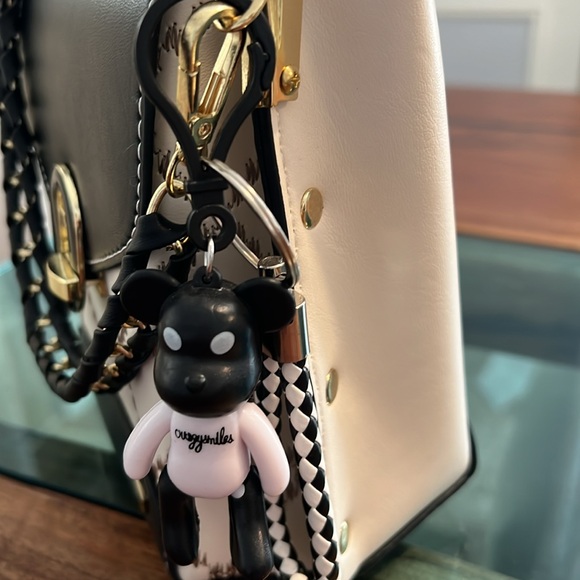 Small purse great for shopping or vacations. - Picture 2 of 10